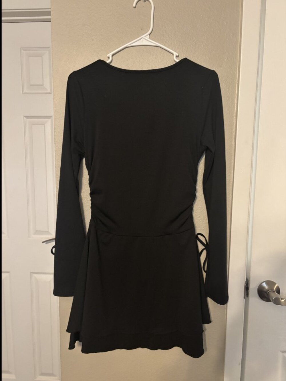 Black Long Sleeve V-Neck Mini Dress – Elegant & Flowy - Picture 3 of 3